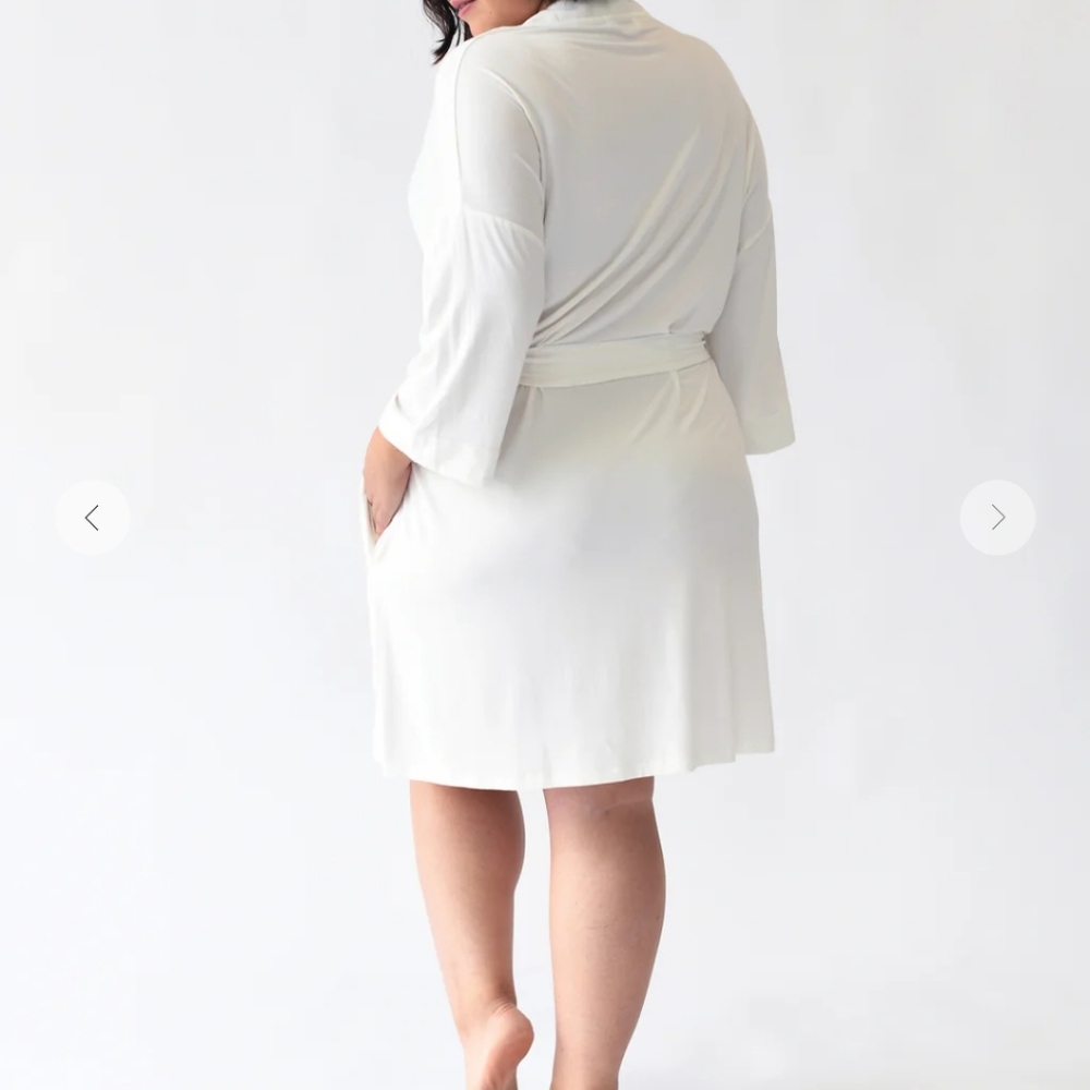 Cozy Earth Bamboo Womens Robe Ivory White Color Size 2X NEW but no tags.